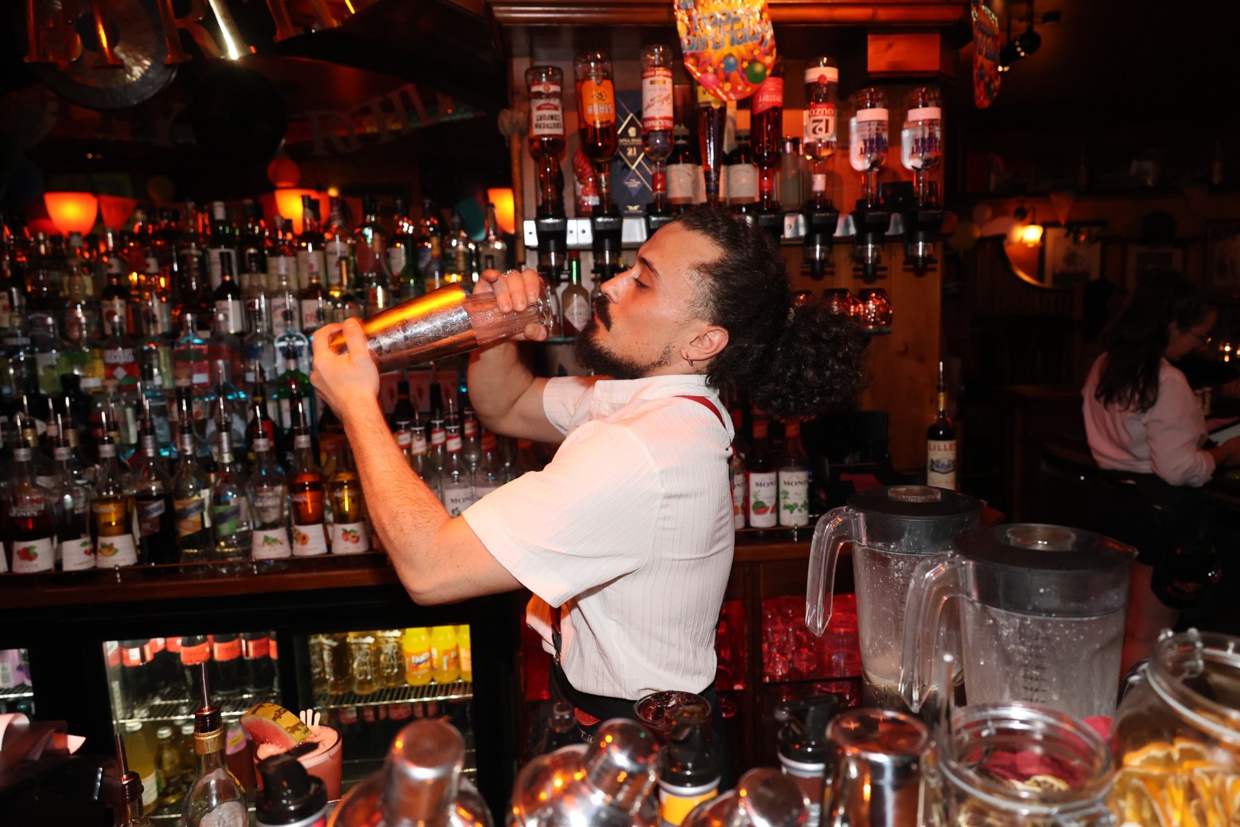 Barkeeper mixt einen Cocktail mit dem Shaker im MABEL'S