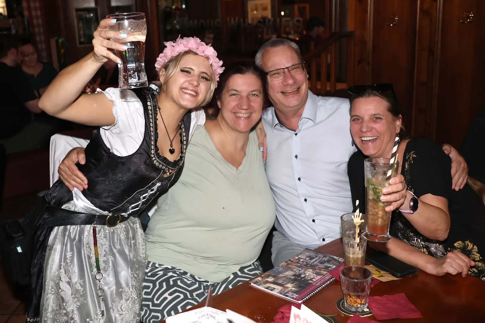 Gut gelaunte Gäste stoßen beim Oktoberfest an