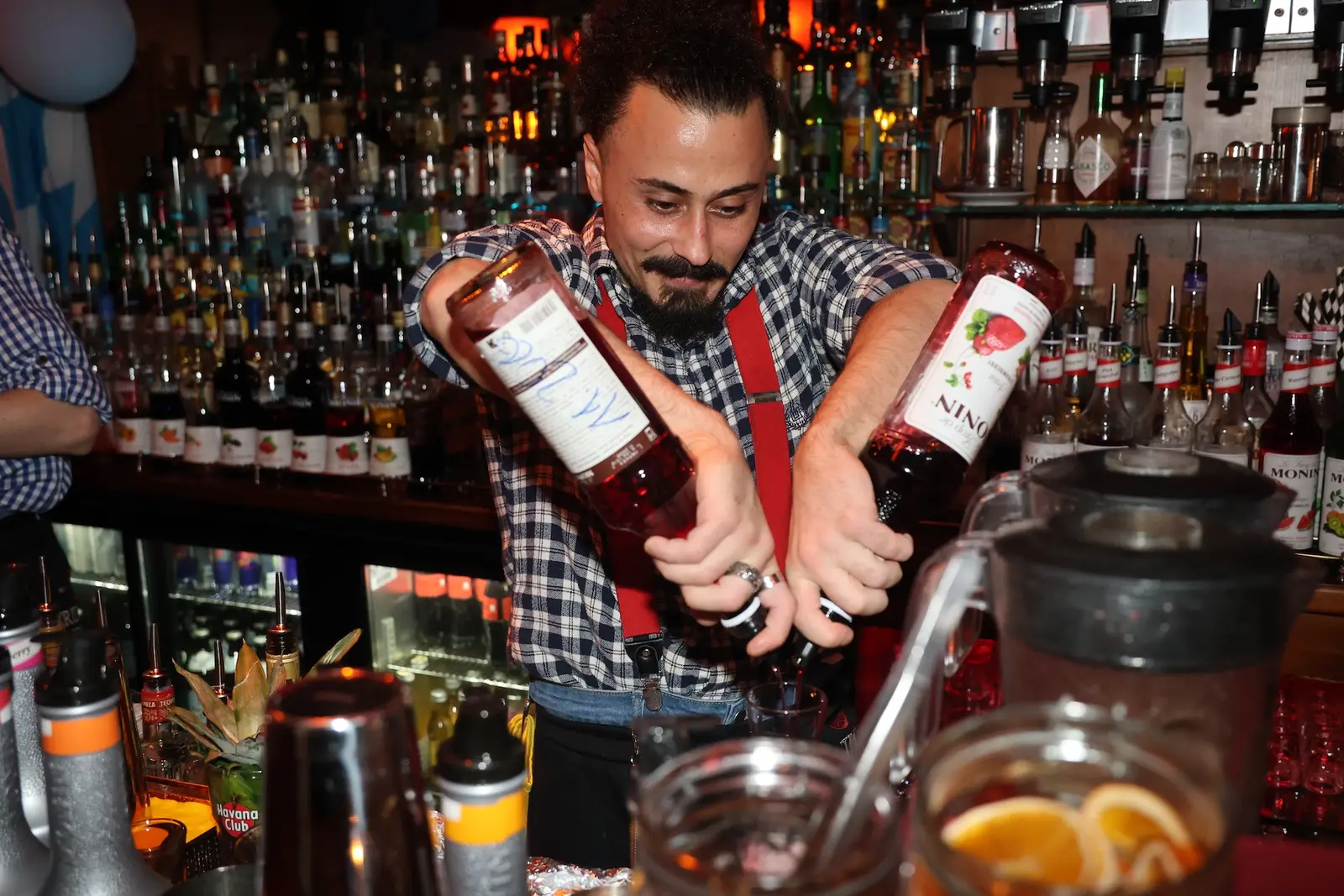 Barkeeper bereitet Drinks hinter der Bar zu