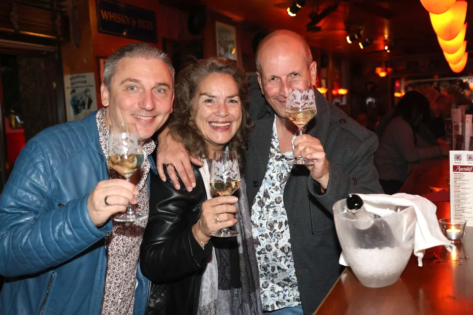 Gemeinsames Anstoßen beim Pink Gin Time