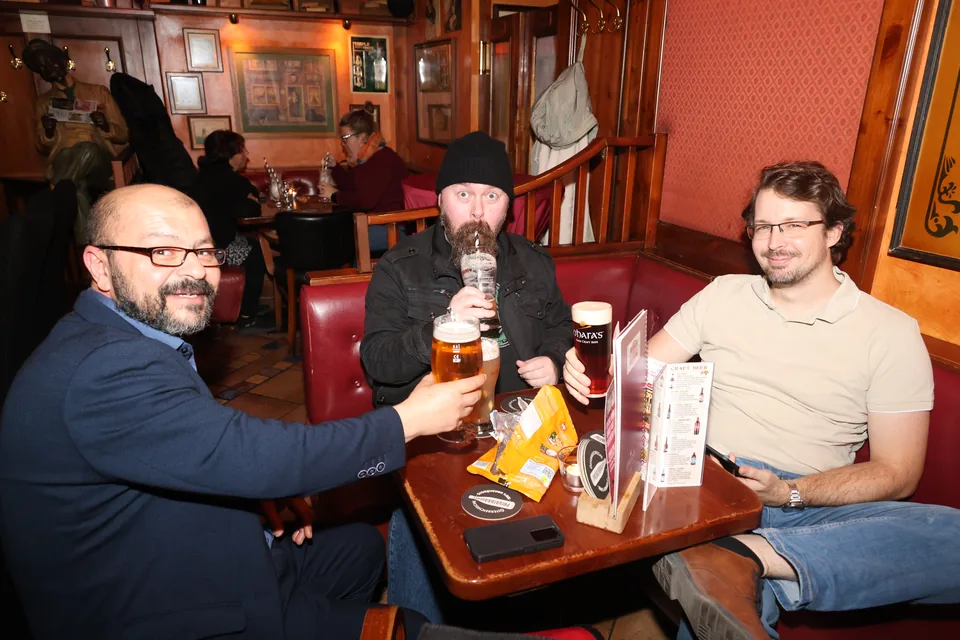 Gesellige Runde mit Bier beim Pink Gin Time