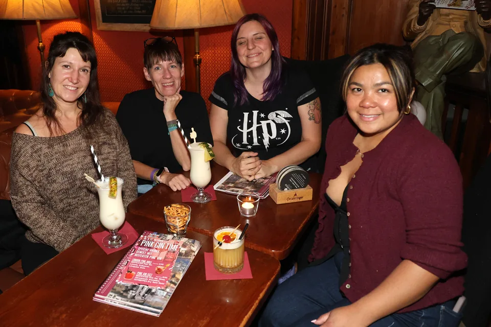 Vier Gäste an einem Tisch beim Pink Gin Time