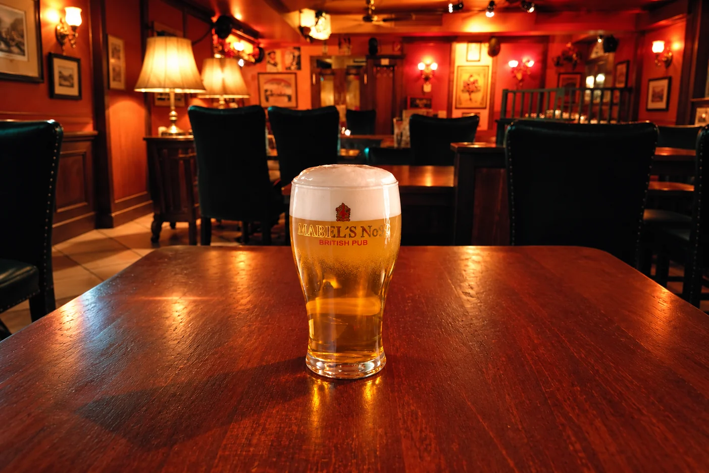 MABEL’S House Beer auf dem Holztisch im MABEL’S