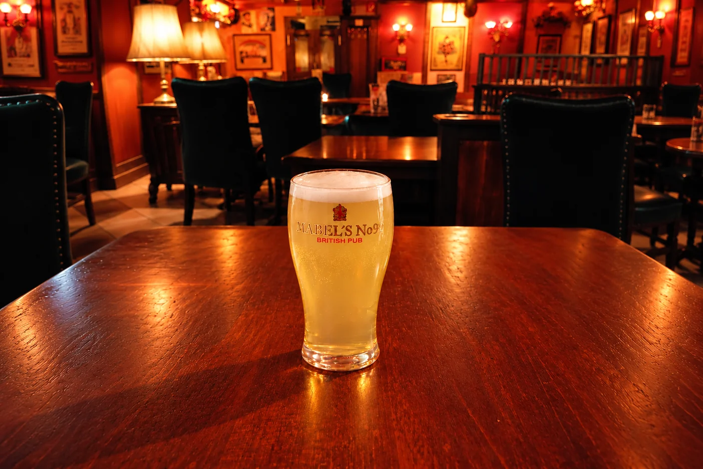 MABEL’S Radler auf dem Holztisch im MABEL’S