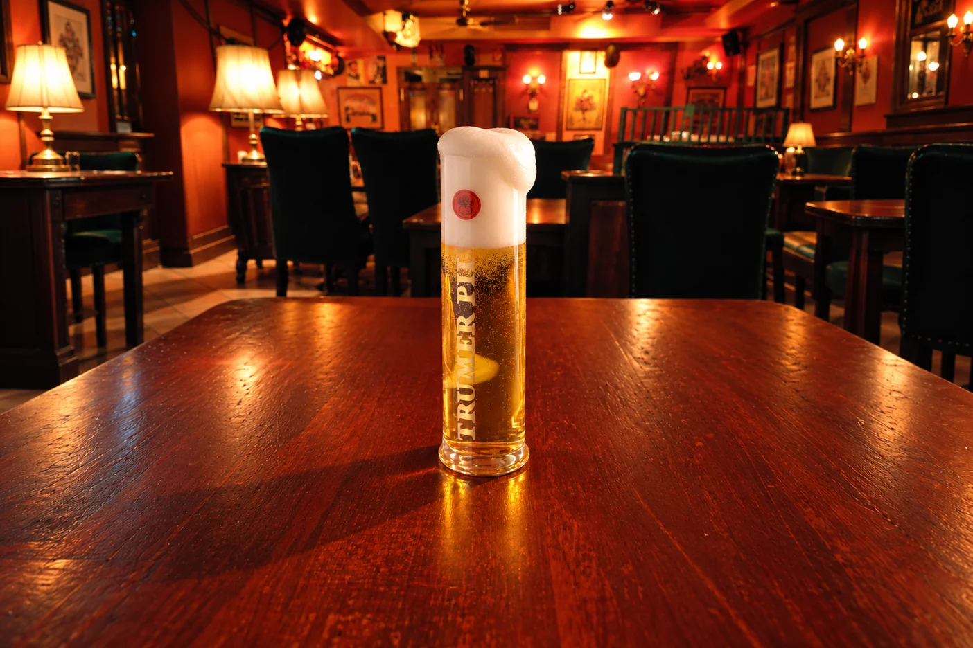 Trumer Pils auf dem Holztisch im MABEL’S